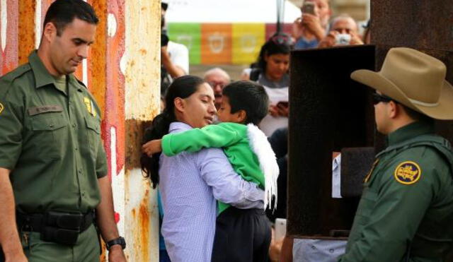  Familias separadas por frontera México-EEUU se unen en abrazo