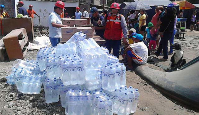 Llevan agua y víveres a damnificados de huaicos en Carapongo