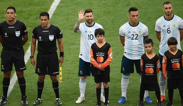 Lionel Messi recitó por primera vez el himno nacional de Argentina en un campo de juego.