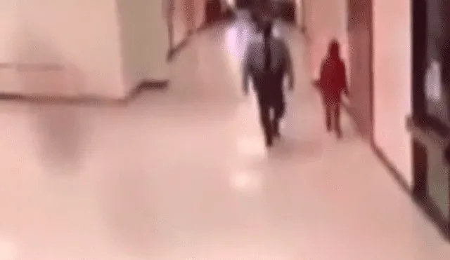 Policía carga y golpea a niño contra el suelo para arrastrarlo por el pasillo del colegio [VIDEO]