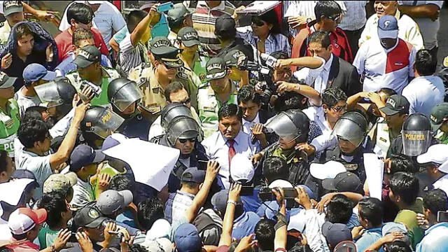Obreros arrinconan a gobernador de Tacna en protesta por deudas
