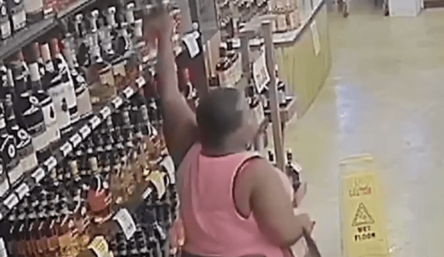 En YouTube, mujer robó 18 botellas de licor y las guardó en un lugar impensado [VIDEO]