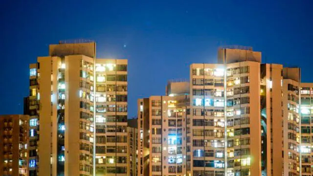 Cometa NEOWISE en los cielos de Hong Kong. Foto: AFP.