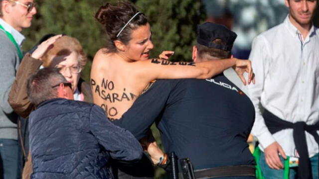 Activistas femenistas semidesnudas irrumpen cierre de campaña de partido español