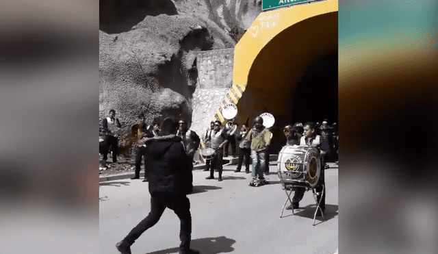 Facebook viral: Orquesta peruana detiene tránsito para tocar huayno y turistas ‘zapatean’ [VIDEO]