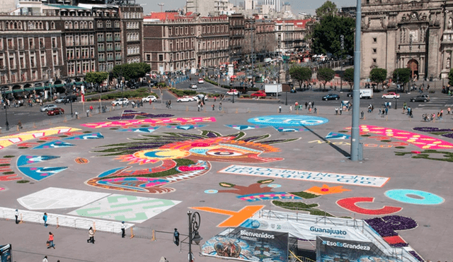 El Zócalo de Ciudad de México fue el lienzo sobre el que se elaboró la alfombra monumental más grande del mundo, de 3,000 metros cuadrados. Foto: Difusión.
