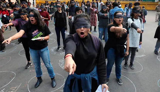 Con los ojos vendados y señalando al frente, las indias se pronuncian en Nueva Delhi, tal como lo hacen las mujeres de las principales capitales del mundo. Foto: EFE.