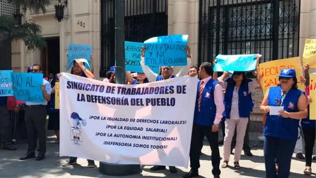 Defensoría del Pueblo: trabajadores protestan para que sueldos sean equitativos [VIDEO]