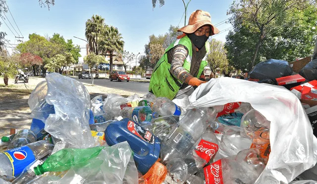 Arriesgando su propia salud, recicladores salen a trabajar en medio de la pandemia. Foto: EFE