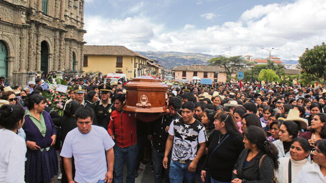 Familia clama por justicia durante entierro de Juanita