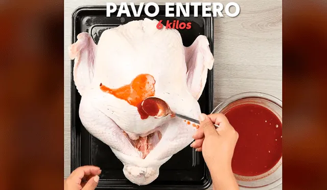 Esparce el aderezo por todo el pavo.