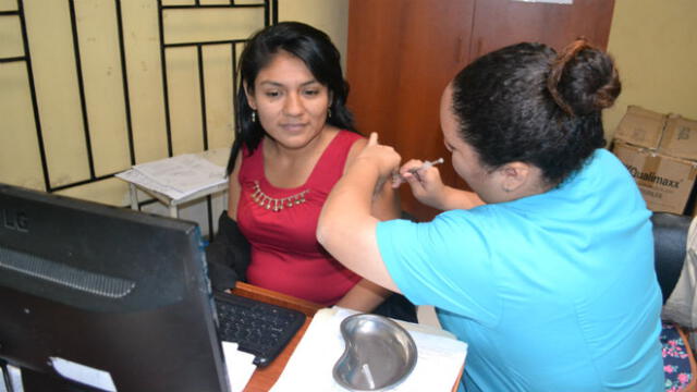 Inician vacunación contra la influenza en hospitales