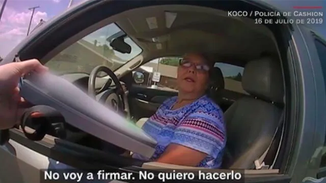 Mujer de 65 años se resiste a pagar multa. Foto: captura de video.