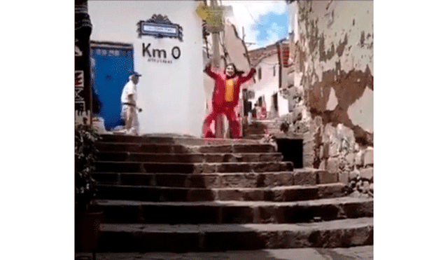 ‘Joker’ es captado en Cusco realizando la icónica escena del film y asusta a miles [VIDEO]
