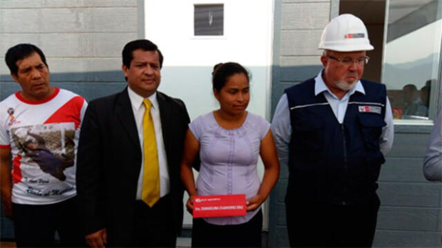 Caja Huancayo y Ministerio de Vivienda entregan casa a Evangelina Chamorro