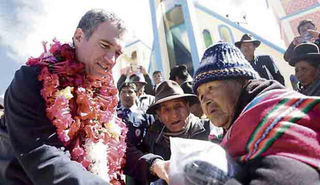 Ministro Del Solar entrega ropa de abrigo a poblados de Puno