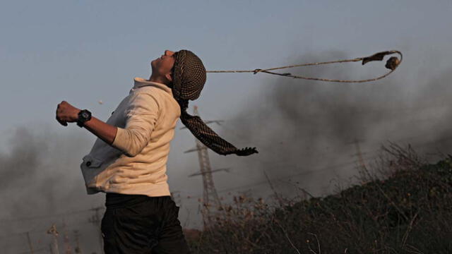 Milicias palestinas lanzan un proyectil hacia Israel