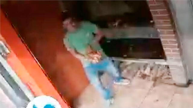 Hombre arriesga su vida al meterse a un horno para robarse un pollo rostizado [VIDEO]