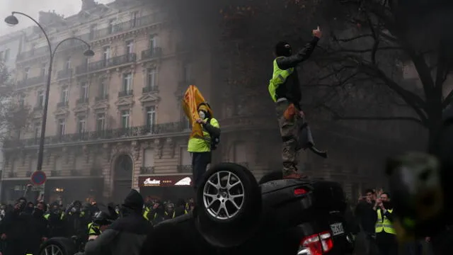 Francia suspende alza de precios de combustible para calmar violentas protestas