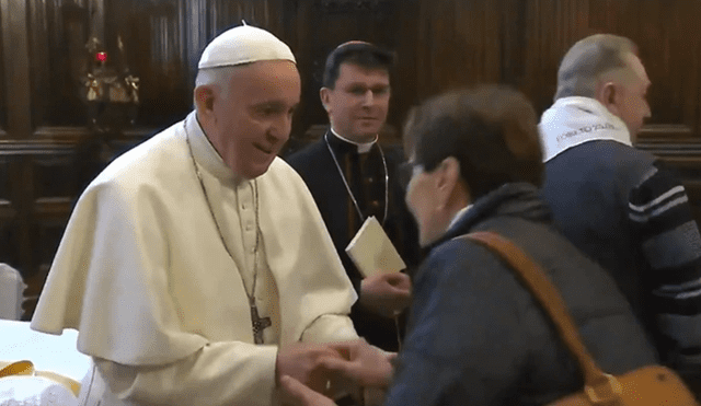 ¿Por qué el Papa Francisco retira su mano cuando fieles quieren besar su anillo episcopal?
