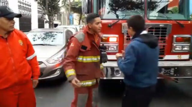 Barranco: sujeto invadió zona rígida impidiendo el paso a bomberos y luego los insulta