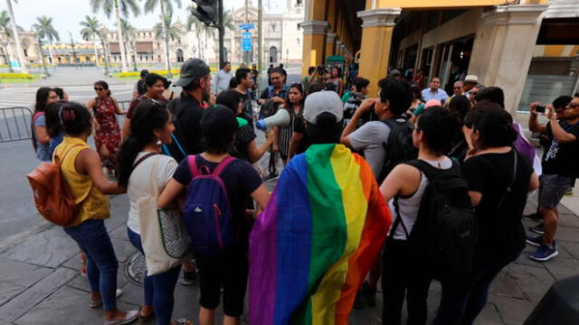 Besos contra la homofobia: comunidad LGTBI realiza besatón por Día del Amor [FOTOS]