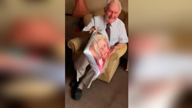 Desliza las imágenes para ver la dramática reacción de este anciano al ver este peculiar regalo que le hicieron. Foto: RM Videos