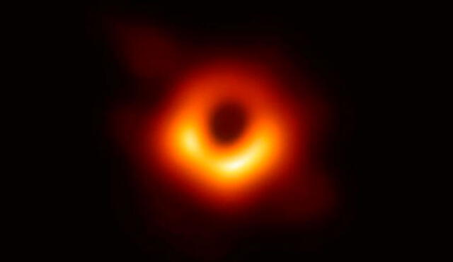 EHT, una red mundial de telescopios, logró captar la nube de gas y polvo alrededor del agujero negro M87, que se encuentra a 55 millones de años luz de la Tierra.