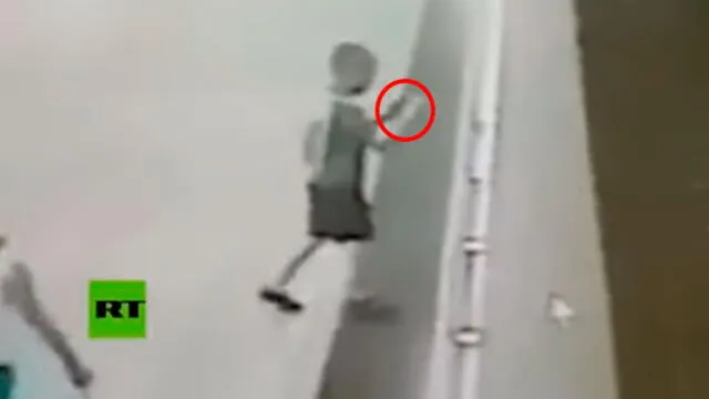 Cámaras de seguridad captan la caída del niño. Foto: captura de video.