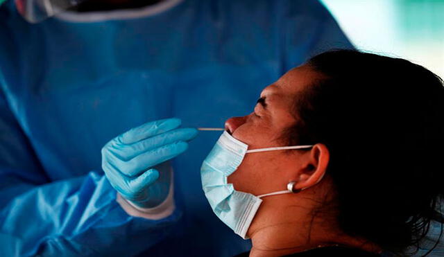 Una mujer se realiza una prueba de hisopado para detectar COVID-19 en Ciudad de Panamá. Foto: EFE