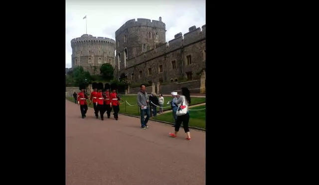 YouTube: Intentó tomarse una fotografía con los guardias de la Reina Isabel y pasó esto [VIDEO]