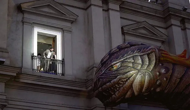 Ataque opositor. Un dinosaurio de un pasacalle se acerca al balcón del presidente Gabriel Boric, acosado por la oposición. Foto: difusión