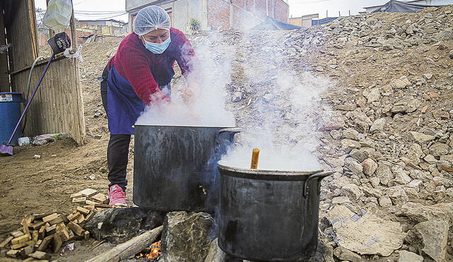 Lucha diaria en Manchay. A pesar de la crisis y las pocas donaciones que reciben, las ollas comunes resisten. Atienden a miles de familias vulnerables. Foto: difusión