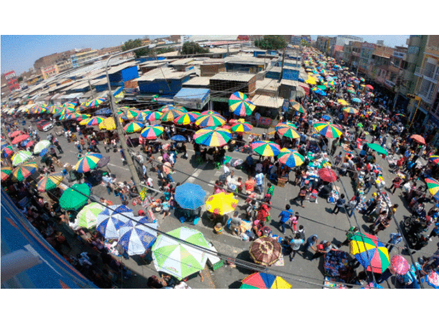 El mercado Modelo es invadido por más de diez mil informales. Foto: Clinton Medina.
