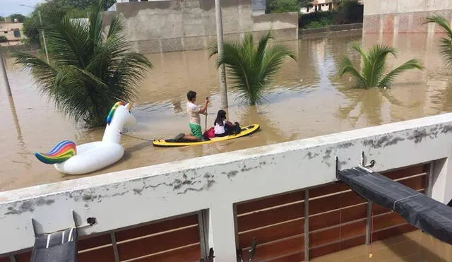 Facebook: joven evacúa a la gente con tabla y 'unicornio' tras inundación en Piura [VIDEO] 