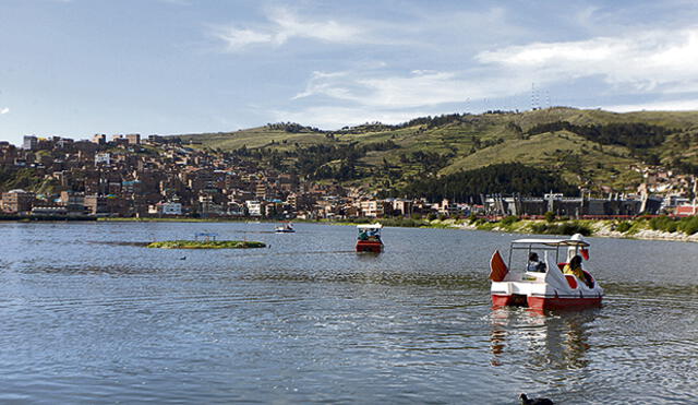 Diversión. Botes a pedal no prestan ninguna garantía para turistas y clientes que buscan pasear por las  orillas del lago Titicaca.