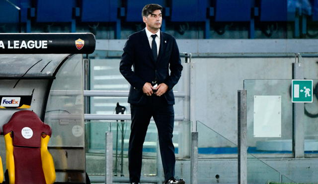 Paulo Fonseca contemplando el partido de sus dirigidos contra el Manchester United por la vuelta de semis de la Europa League. Foto: AFP