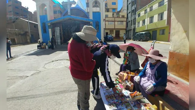 Un grupo reducido de artesanos salió a vender a las calles de Puno.