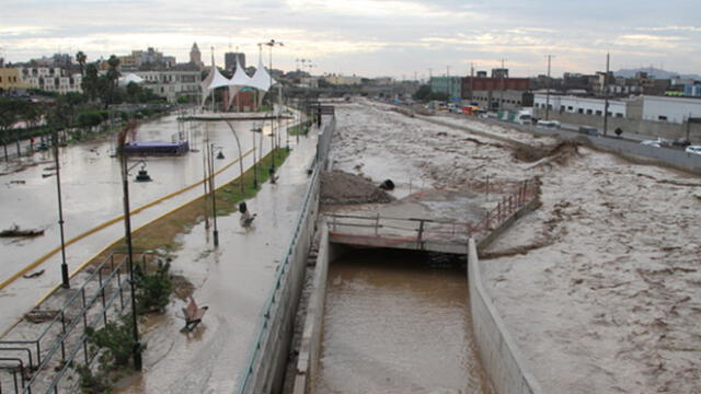 Fuertes lluvias durante el Fenómeno El Niño del 2017 causó el desborde del río Chillón. En la imagen se observa el parque La Muralla inundado. (Foto: Archivo Grupo La República)
