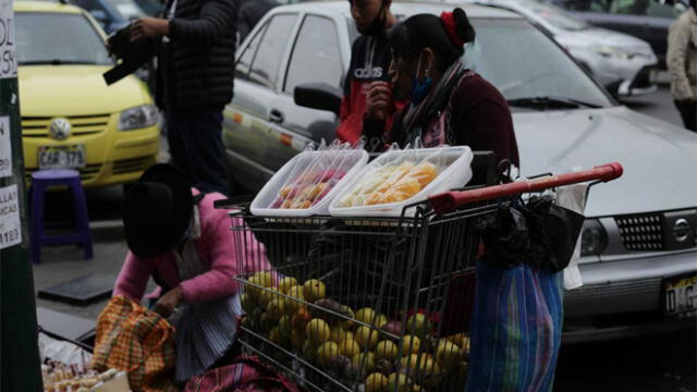 Personas venden fruta en calles de Gamarra. Créditos: John Reyes / La República
