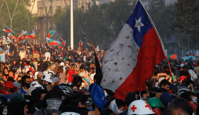 Flea se manifiesta y envía apoyo a chilenos tras protestas