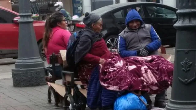 Mujer duerme en la calle por falta de recursos económicos