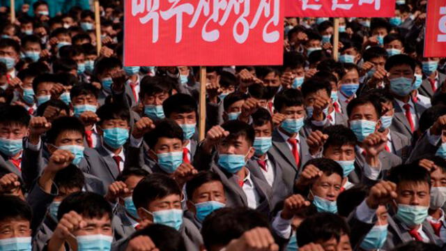 Ciudadanos se reúnen en la manifestación de la Campaña de 80 días en apoyo al Gobierno de Corea del Norte. Foto: AFP