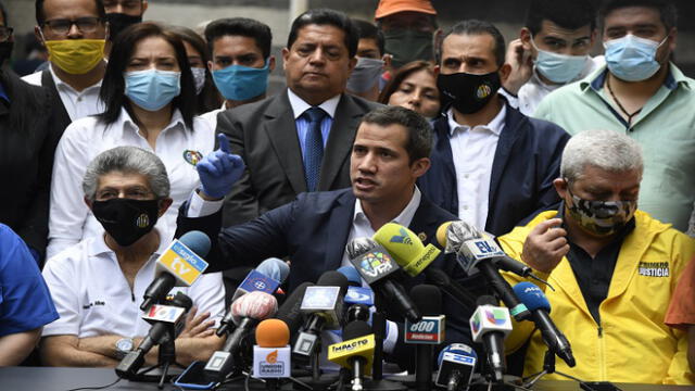 Venezuelan opposition leader and self-proclaimed acting president Juan Guaido delivers a press conference at the headquarters of the Accion Democratica (Democratic Action) party in Caracas on June 17, 2020. - Venezuela's President Nicolas Maduro faced US accusations on June 15 of attempting to rig upcoming polls after naming a new regime-friendly election authority that prompted the opposition to withdraw from elections. (Photo by Federico Parra / AFP)
