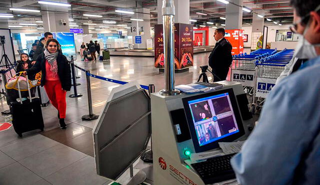 En un sinnúmero de aeropuertos en el mundo se aplican controles rigurosos para evitar el brote del virus. Foto: EFE