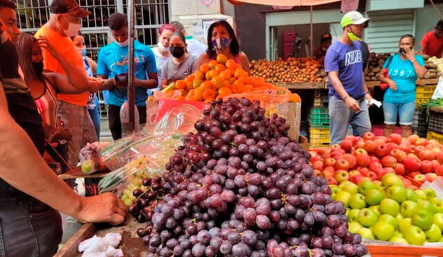 Las uvas negras y verdes son las frutas favoritas de las familias venezolanas para pedir los 12 deseos antes de Año Nuevo, aunque pueden sustituirlo por las mandarinas. Foto: El Pitazo