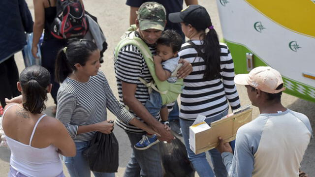 Venezolanos arriesgan salud comprando en ‘farmacias’ callejeras de la frontera [VIDEO]