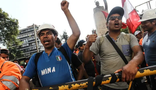Mineros protestan en los exteriores del MTPE [FOTOS]