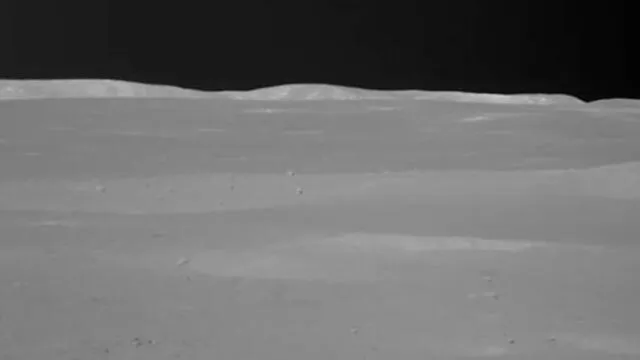 Imagen panorámica del cráter Von Karman, ubicado en la cara oculta de la Luna. Foto: CLEP.
