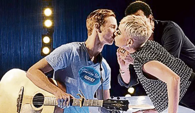 Katy Perry besa a un concursante de American Idol